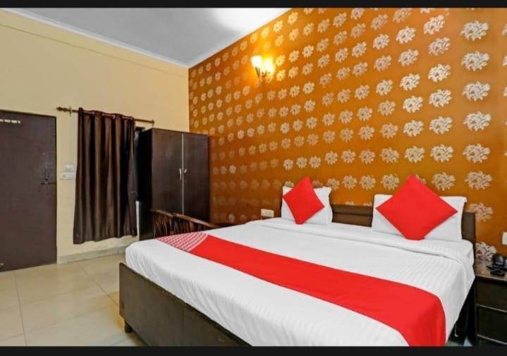 The Hotel Grace Place Inn Nuova Delhi Esterno foto